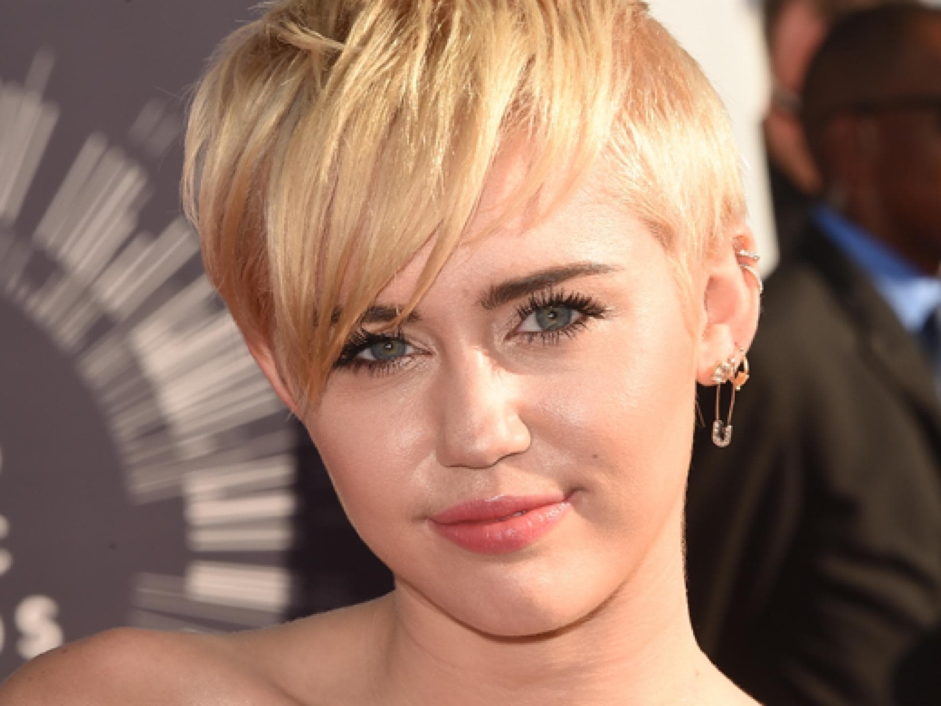 miley-cyrus-2084416.jpg
