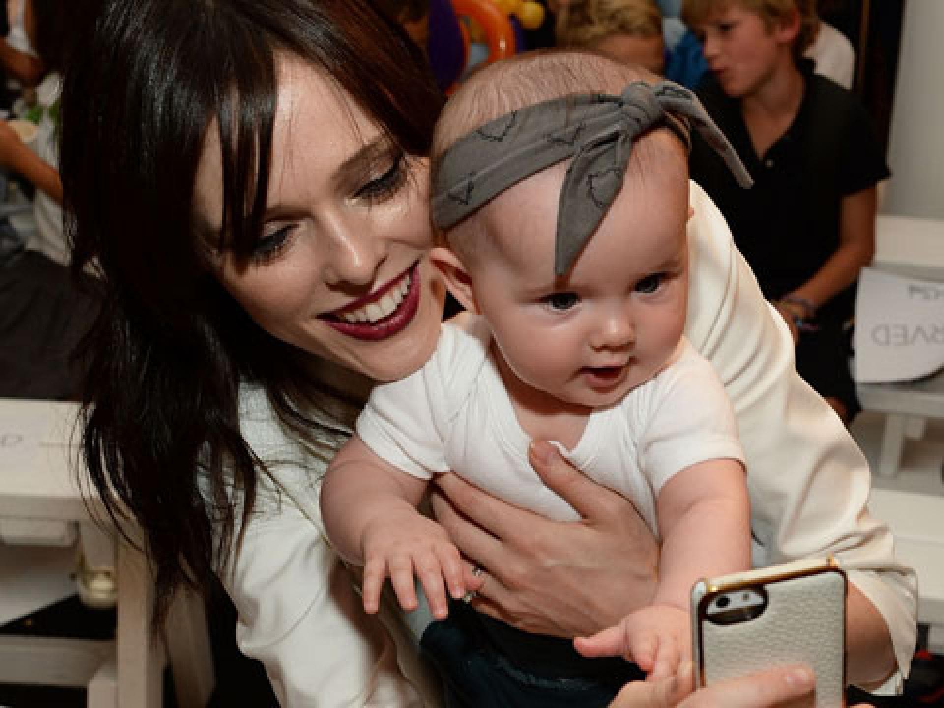 coco-rocha-baby-selfie-480x360-2087001.jpg