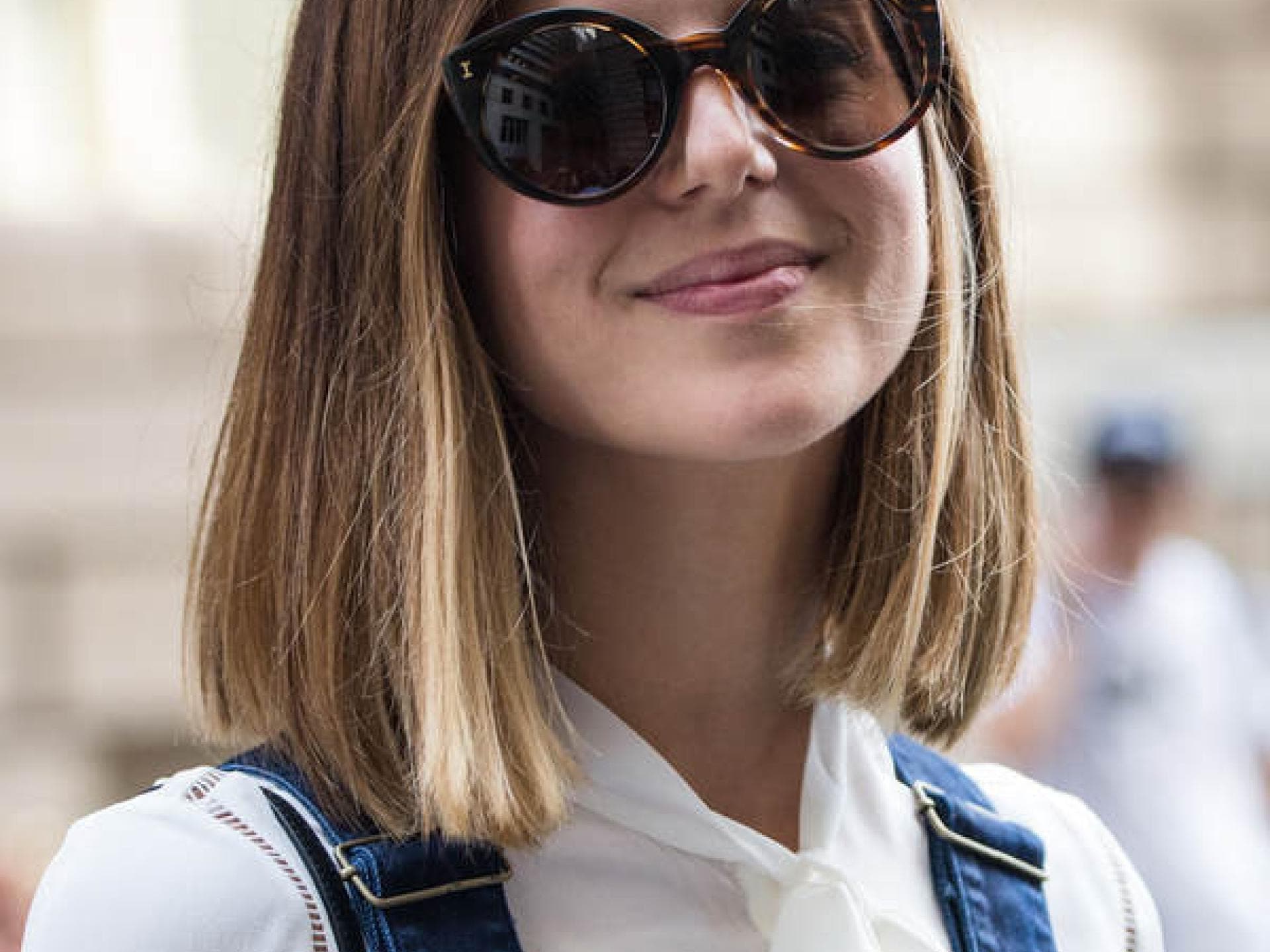 Glatte, schulterlange Haare