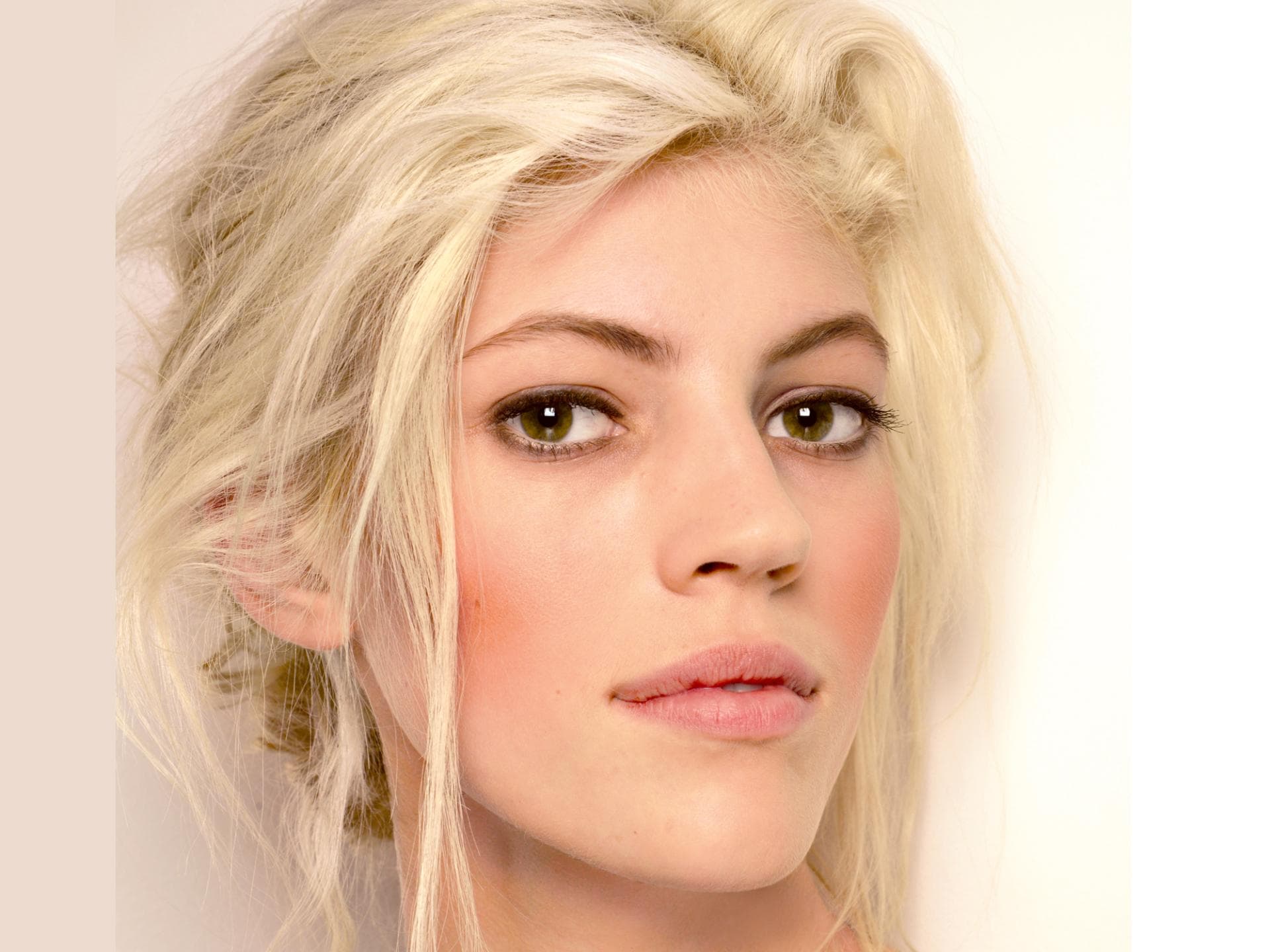 dunkel-augenbrauen-helle-haare
