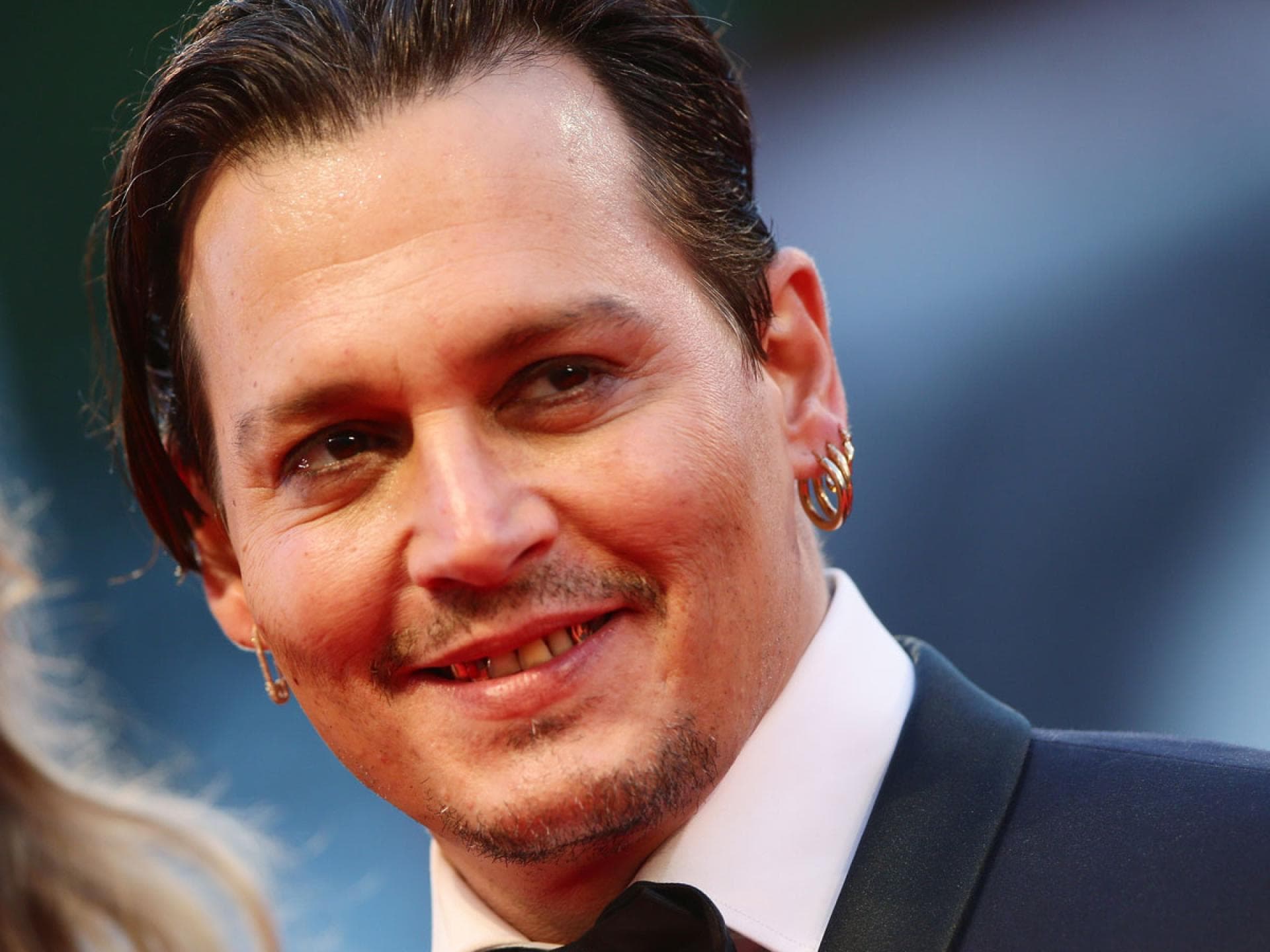 Johnny-Depp-zeigt-Zähne-1200x900
