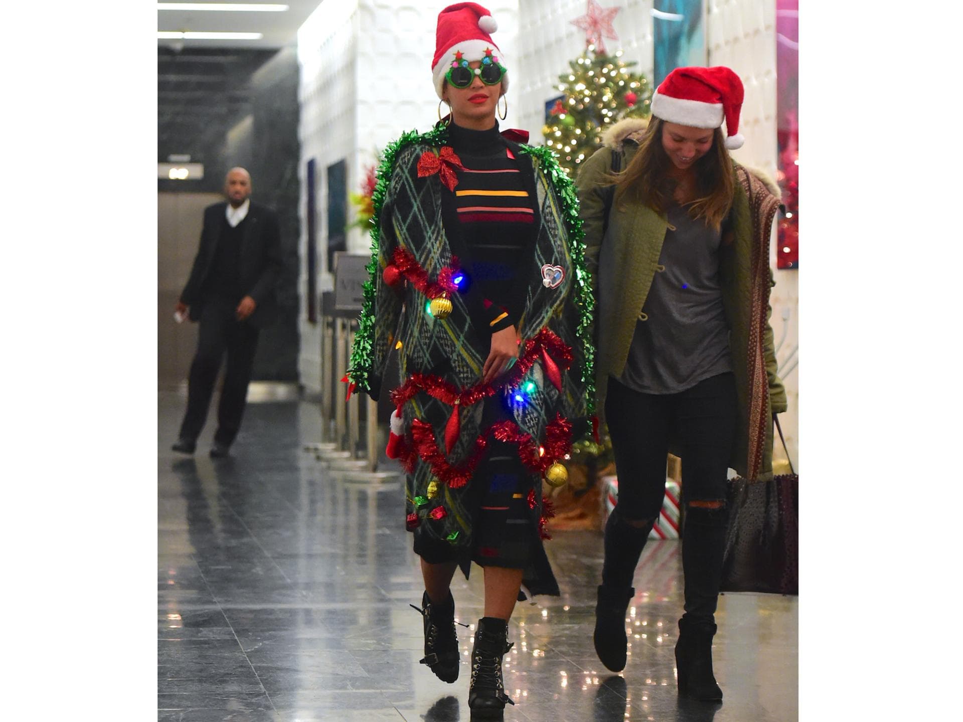 Beyonce-trägt-einen-selbst-gebastelten-Christmas-Sweater-2000x1500
