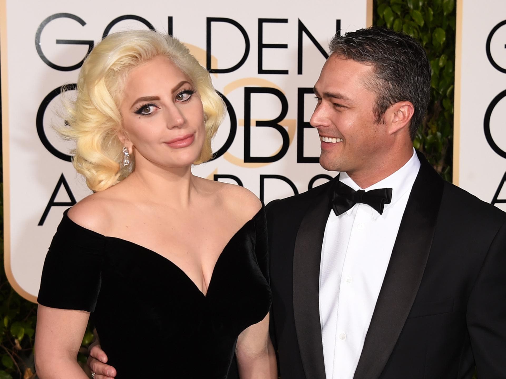 Lady-Gaga-und-Taylor-Kinney-bei-den-Golden-Globes-2016 Lady-Gaga-und-Taylor-Kinney-bei-den-Golden-Globes-2016