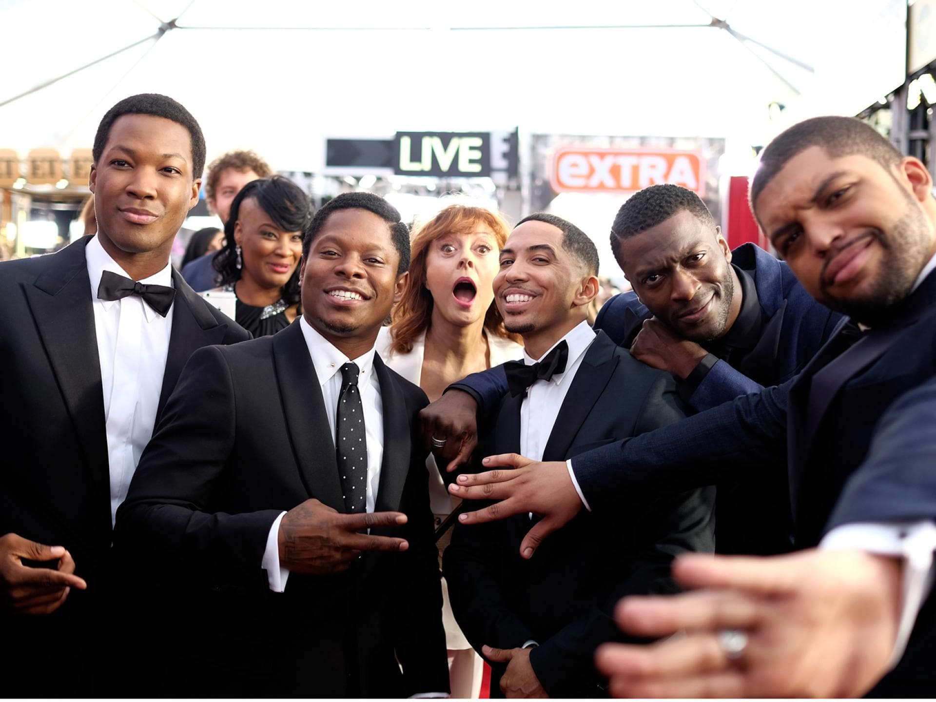 Susan Sarandon photobombt den "Straight Outta Compton" Cast Susan Sarandon photobombt den "Straight Outta Compton" Cast