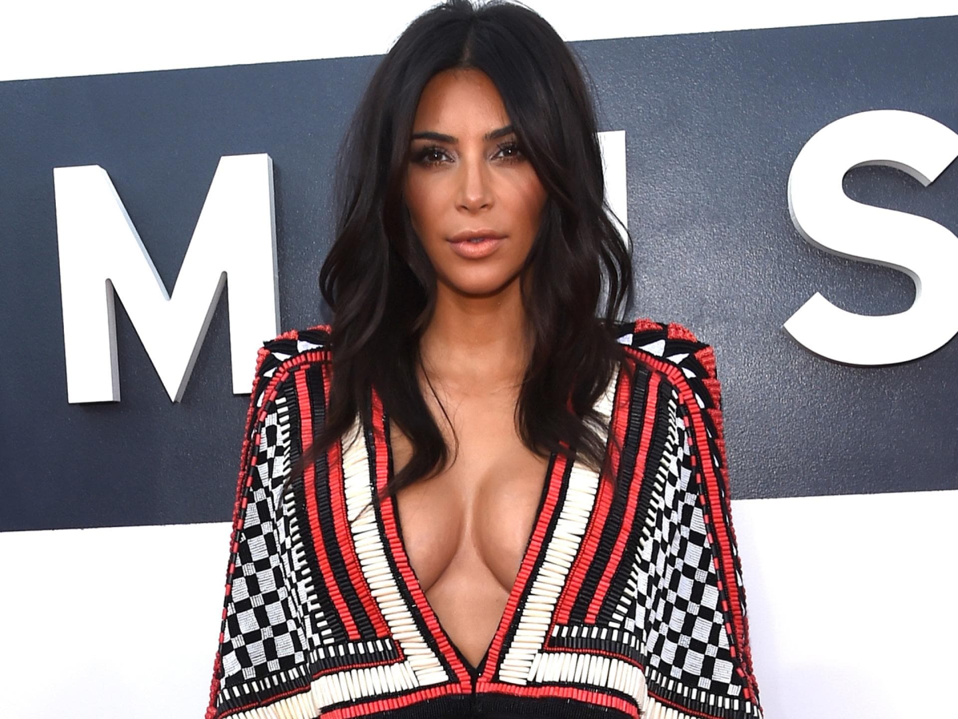 kim-kardashian-dekollete-trick
