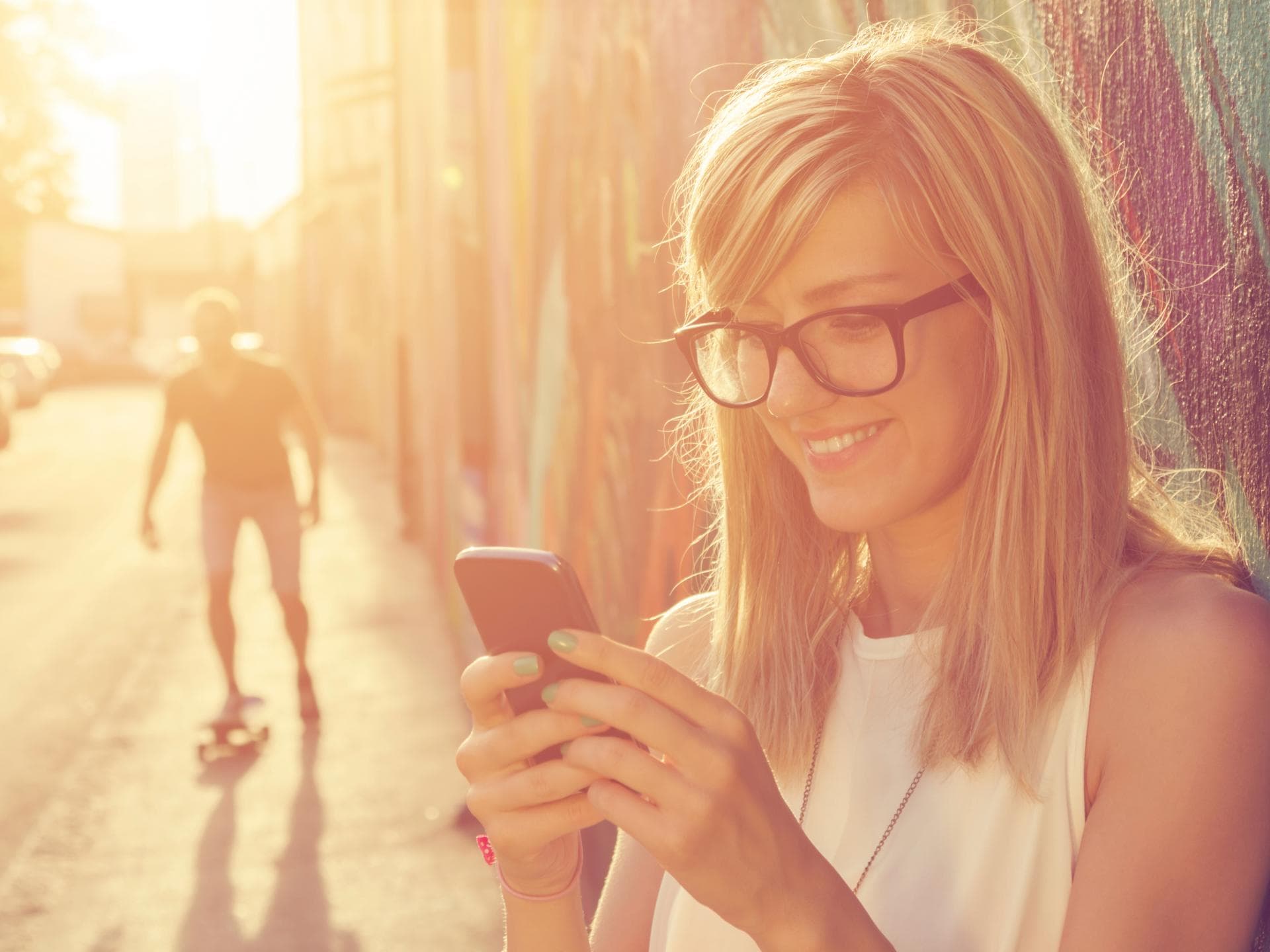Frau lächelt Handy