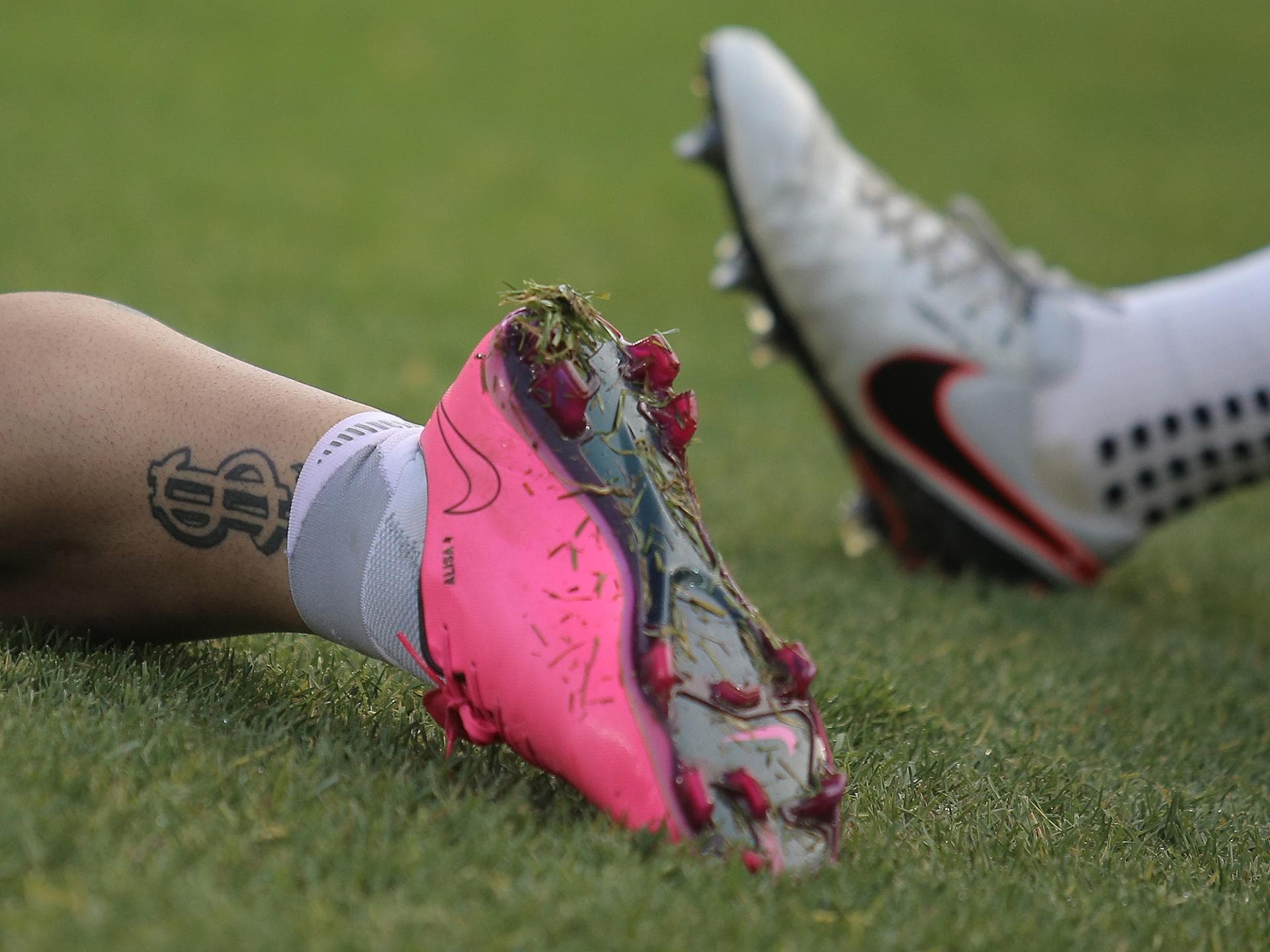 radja-nainggolan-dollar-tattoo radja-nainggolan-dollar-tattoo