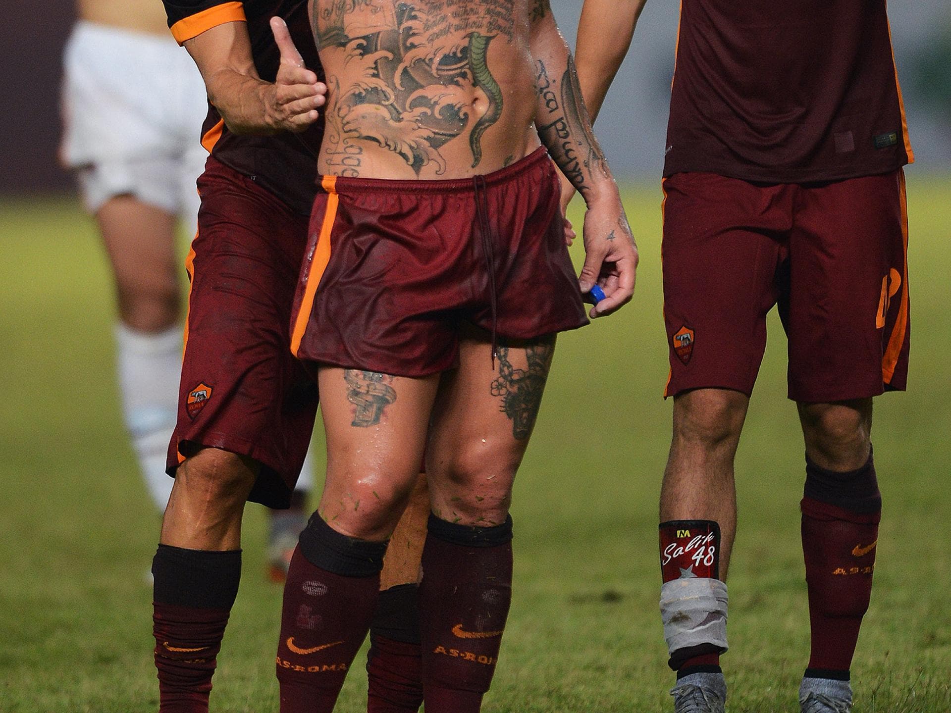 radja-nainggolan-tattoos-bauch radja-nainggolan-tattoos-bauch