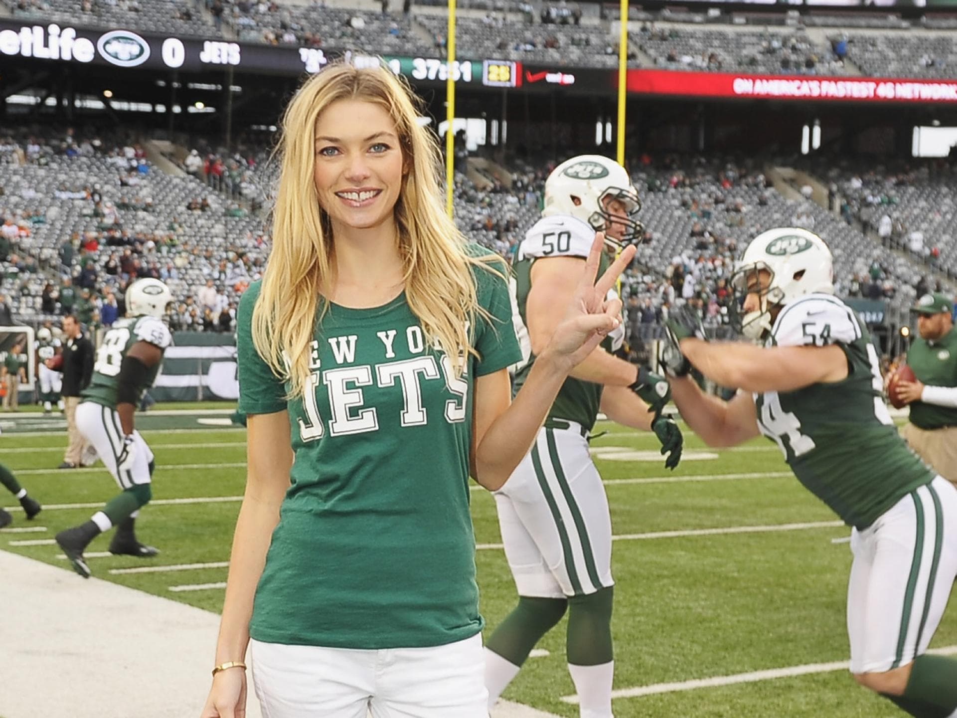 Jessica Hart im Trikot