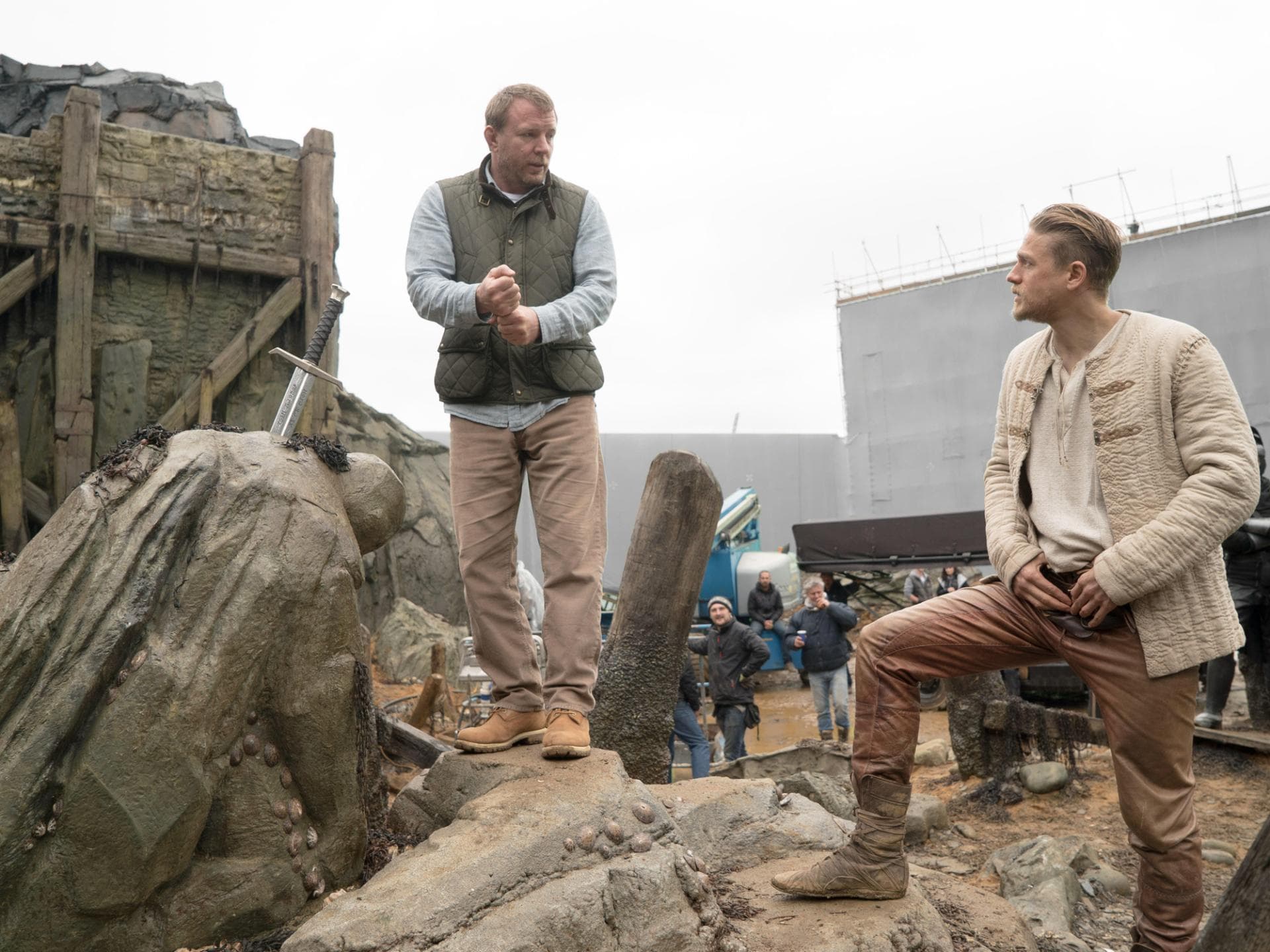 Guy-Ritchie-und-Charlie-Hunnam---King-Arthur-ddp