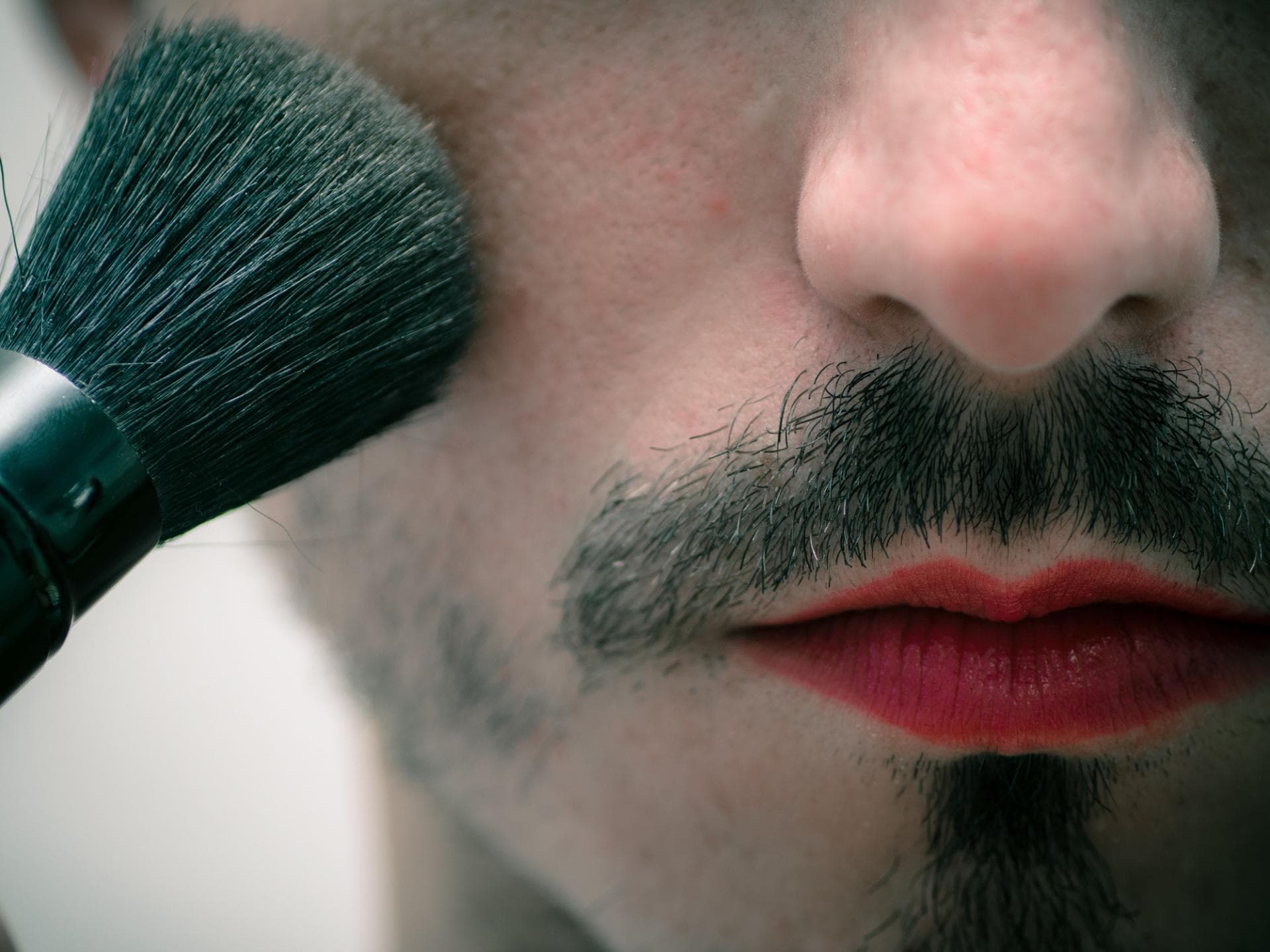 Mann mit Make-up