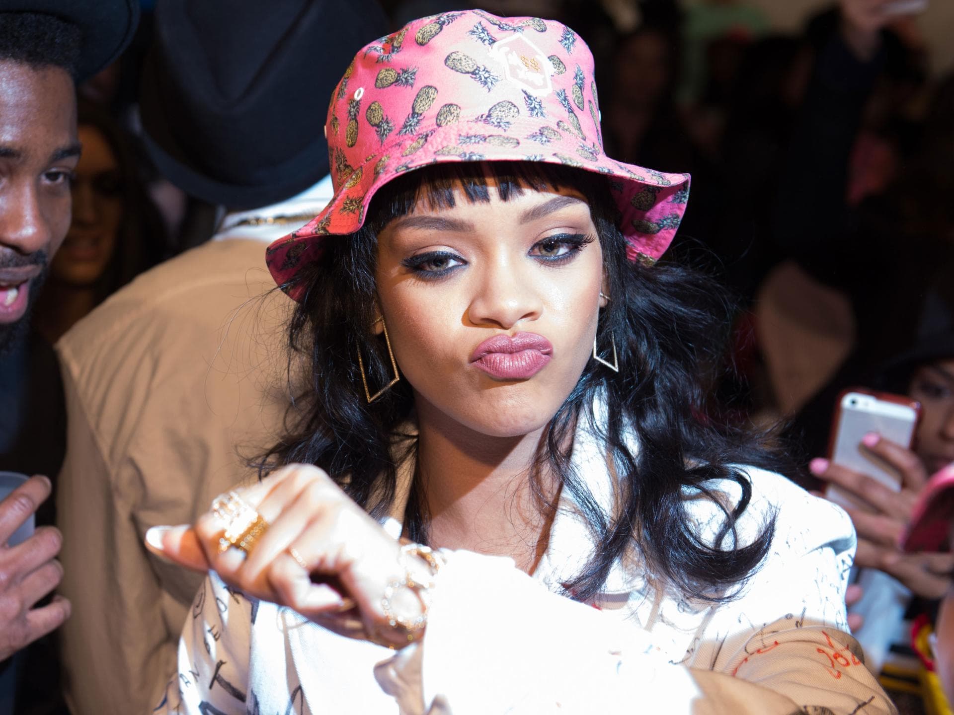 rihanna-bucket-hat rihanna-bucket-hat
