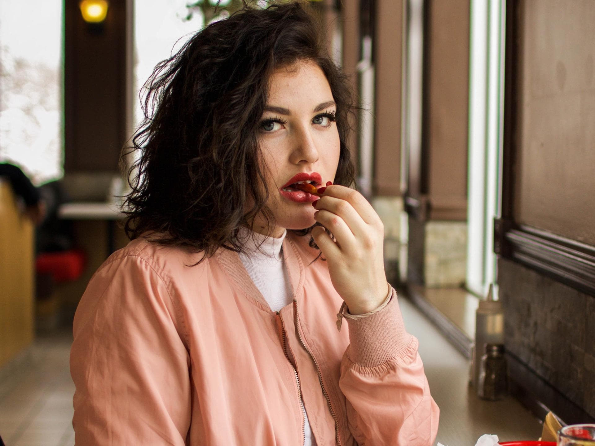 frau-beim-essen frau-beim-essen