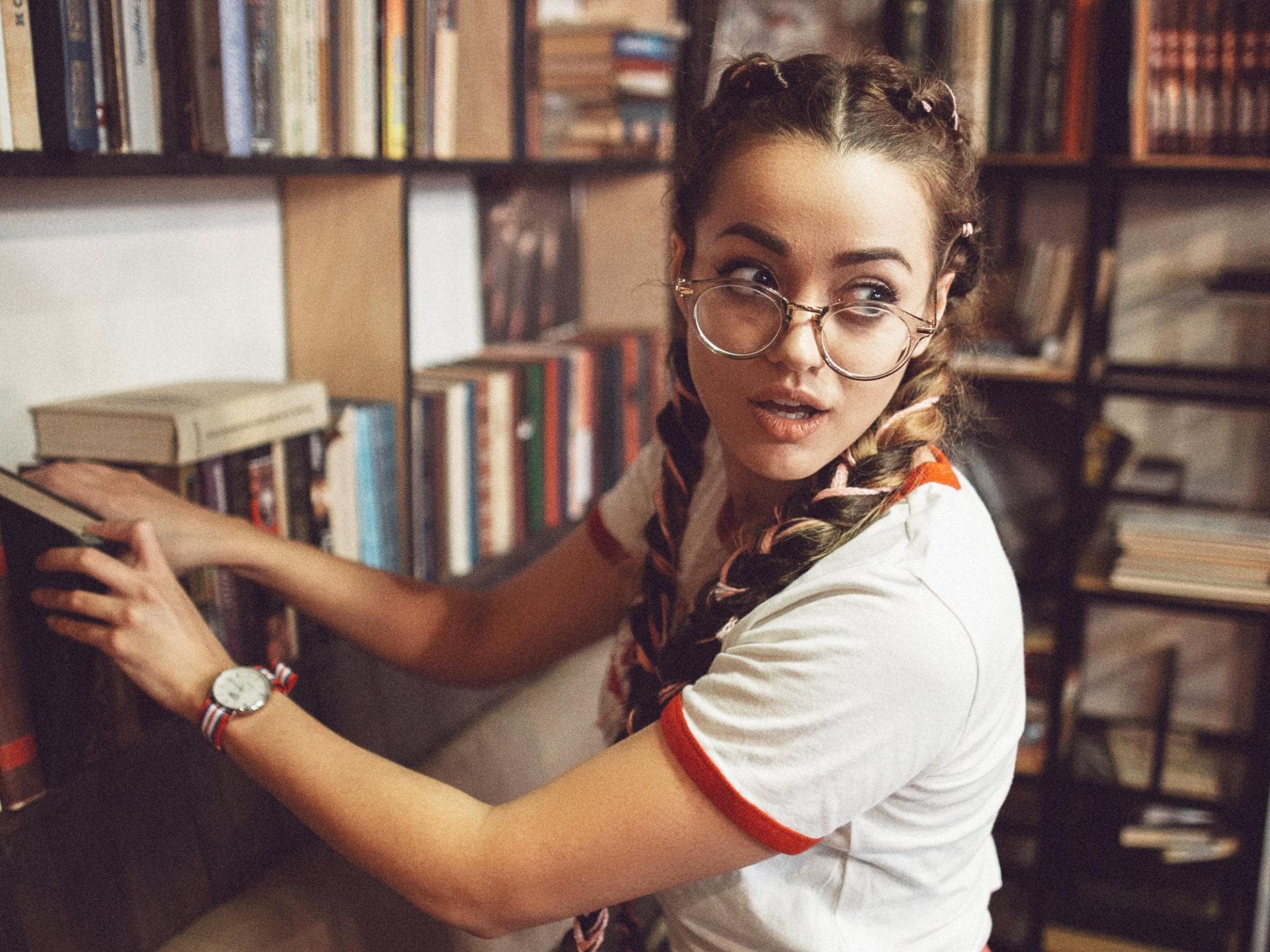 frau-in-bibliothek frau-in-bibliothek