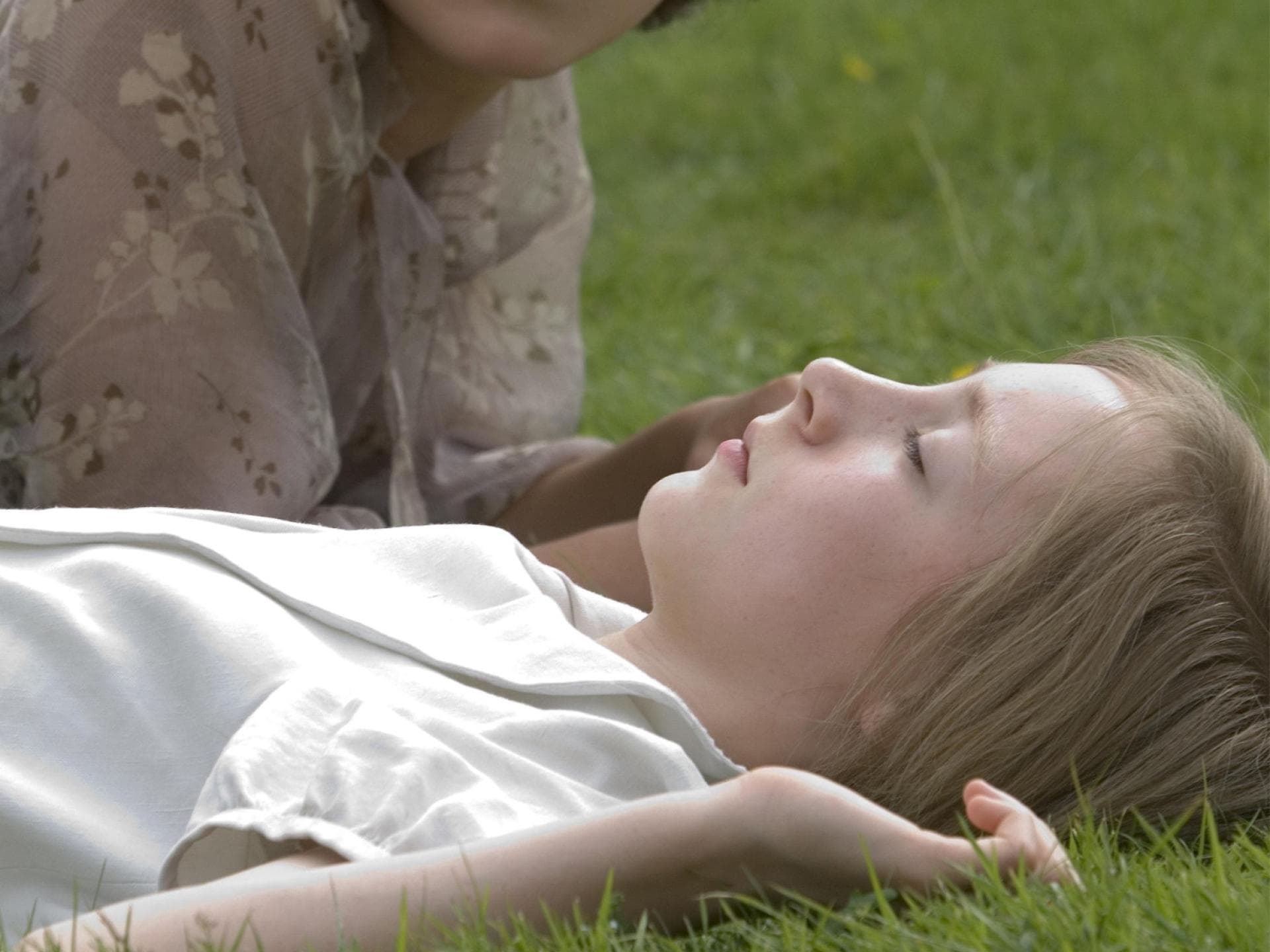 Saoirse Ronan und Keira Knightley im Film Abbite Atonement Saoirse Ronan und Keira Knightley im Film Abbite Atonement