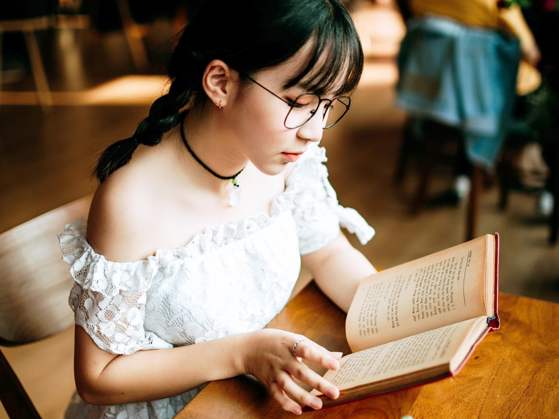 frau-mit-brille-liest-buch