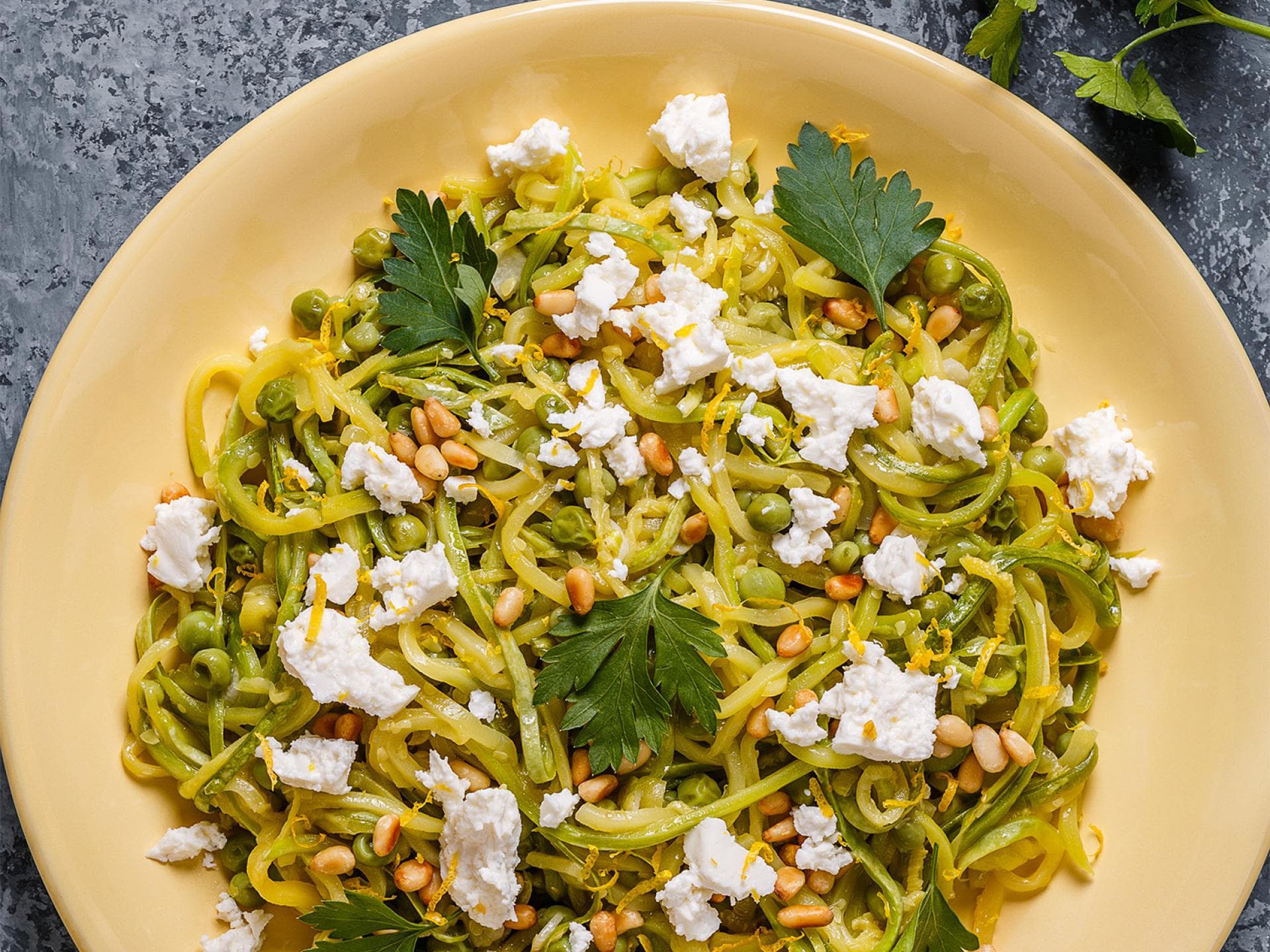Zoodles mit Pinienkernen und Feta Zoodles mit Pinienkernen und Feta