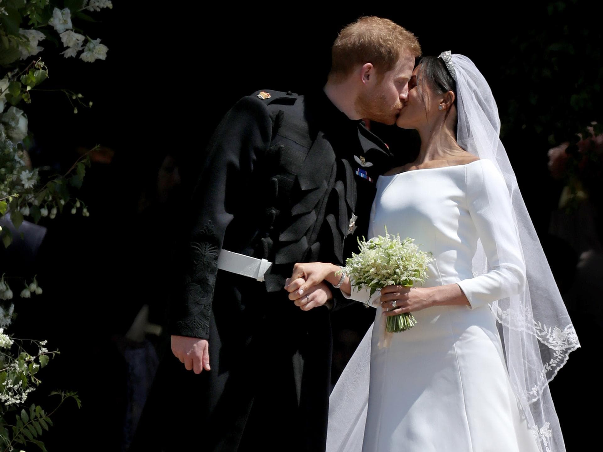 meghan-harry-kiss meghan-harry-kiss