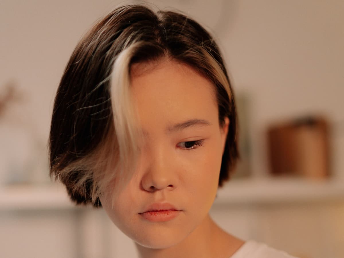 Mit diesem Concealer-Trick zauberst du dir selbstgemachte Strähnchen im Y2K-Look