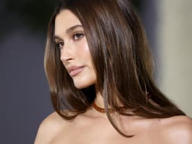 Hailey Bieber in braunem Oberteil 