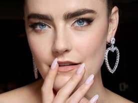 Kein anderer Nageltrend passt so gut zum Winter 2024 wie Kristall Nails