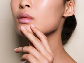 Model mit Watery Nails