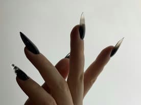Hand mit Smoke Nails