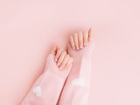 Fingernägel mit kleinen Herzen