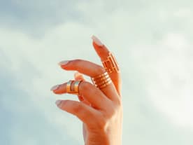 Hand streckt sich in den Himmel