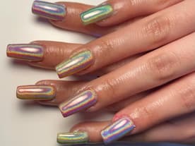 Regenbogenfisch-Nägel