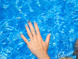 Blaue Sommernägel im Pool