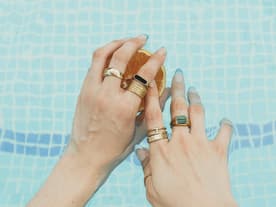 Pool Hand Ringe Hände Nägel