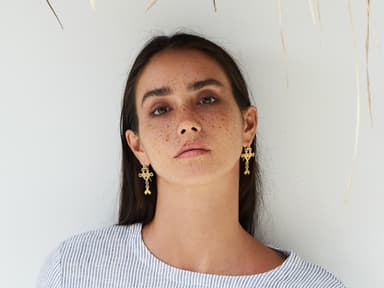 Frau mit Fake Freckles