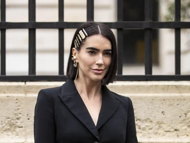 Brittany Xavier mit Haarspangen