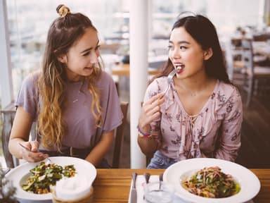 Frauen essen Mittagessen