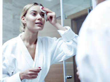 Blonde Frau beim Abschminken