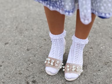 Dirndl mit Pantoletten und Söckchen