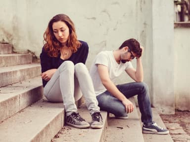 Frau und Mann sitzen auf Treppe