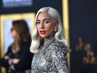 Lady Gaga in einem silbernen Kleid