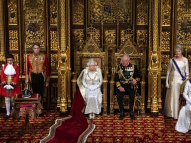 Queen Elizabeth und Prinz Charles im Parlament