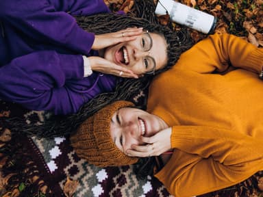 Zwei Frauen liegen auf dem Boden