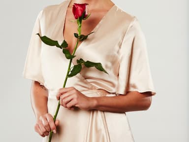 Bachelor-Kandidatin mit Rose