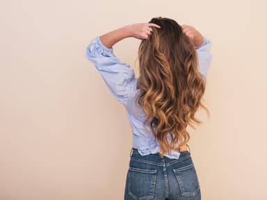 Frau mit langen gelockten haaren