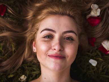 Lachende Frau mit Blüten im Haar