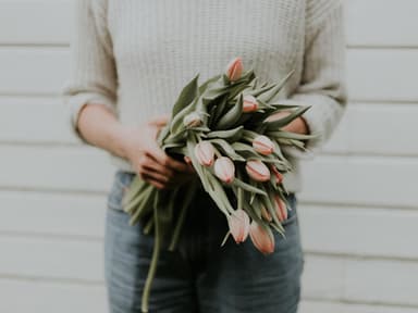 Frau mit Tulpen-Strauß
