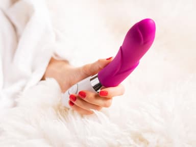 Sextoy in einer weiblichen Hand
