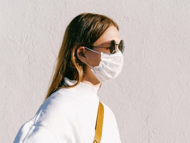 Frau mit Mundschutz und Sonnenbrille