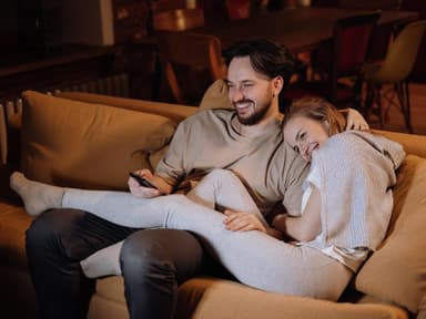 Pärchen auf dem Sofa beim Tv schauen