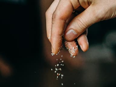 Salz über Essen streuen