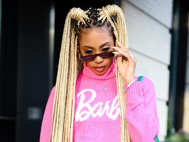 Frau mit Box Braids